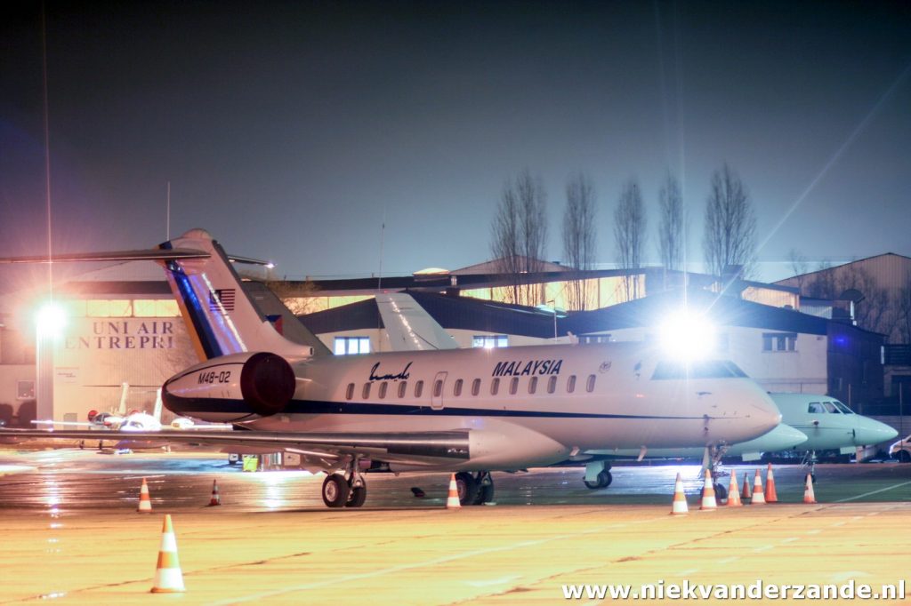 When you take pictures at night, some lights can be rather annoying, as was the case with this Malaysian Global Express 