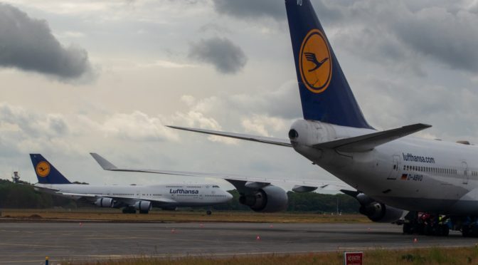 2 Lufthansa Boeing 747s