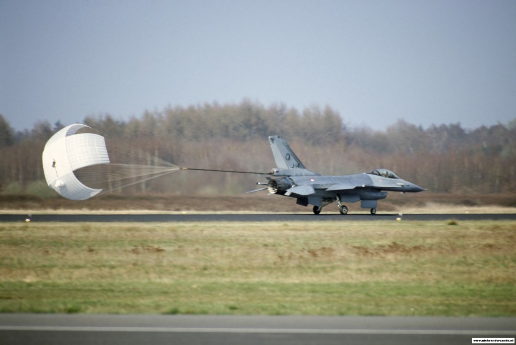 F-16AM J-141 deploying the dragchute. This dragchute helps the F-16 to stop at a shorter stretch of runway.