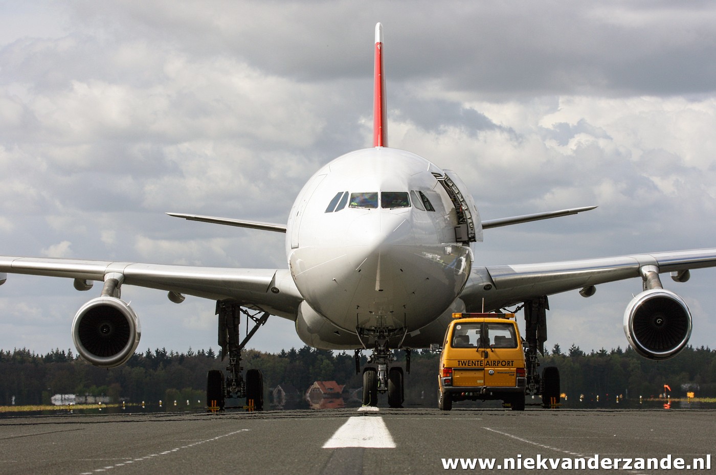 First Airbus A.340 arrives at Twente Airport for disassembly - Niek van ...