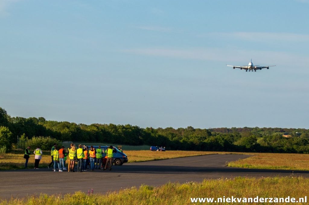 Boeing 747 9K-ADE shortly before landing at Twente Airport