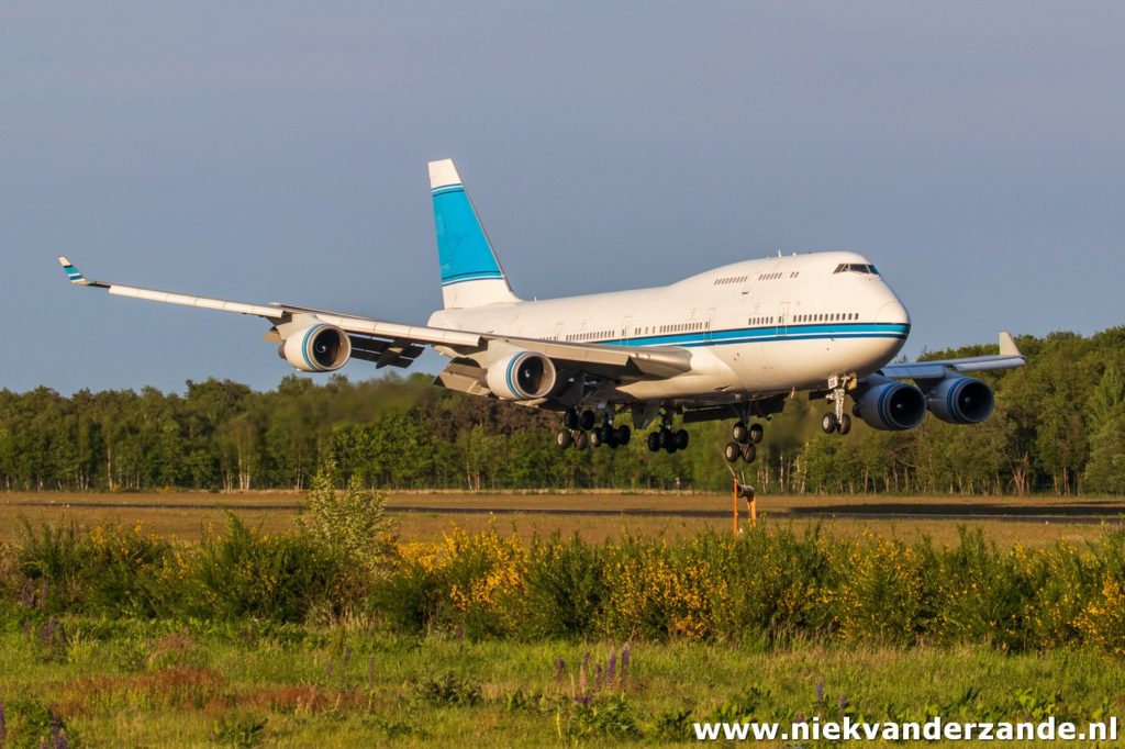 Boeing 747 9K-ADE shortly before landing at Twente Airport