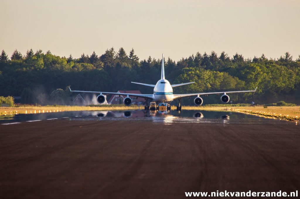 Boeing 747 9K-ADE Towed to the AELS platform at Twente Airport