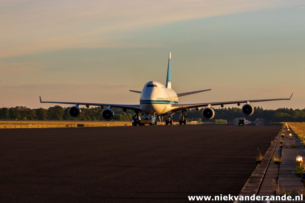 Boeing 747 9K-ADE Towed to the AELS platform at Twente Airport