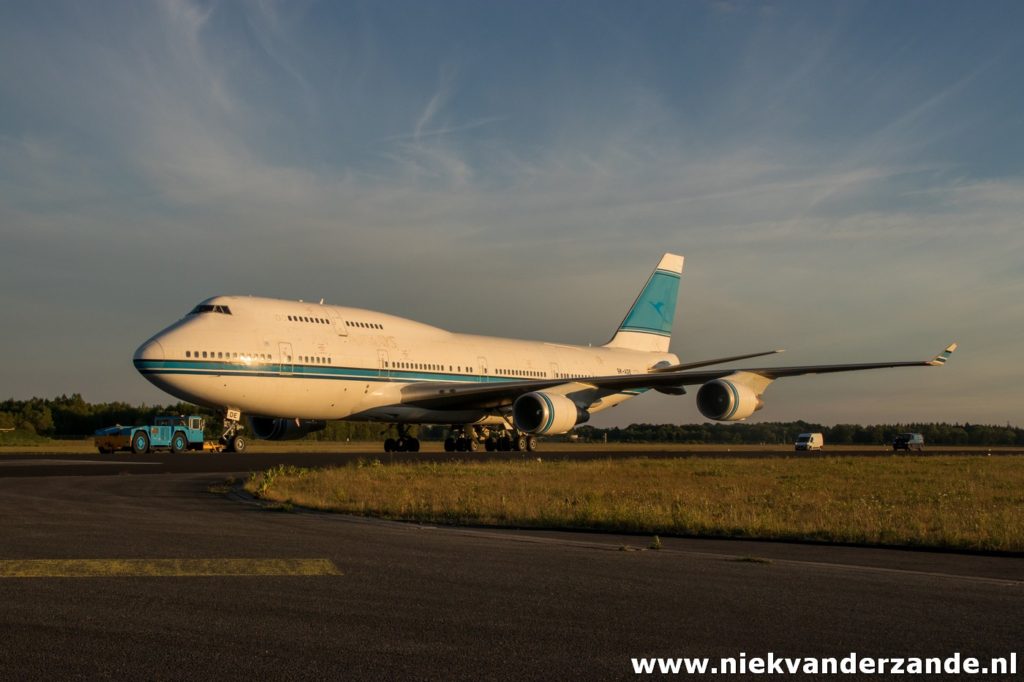 Boeing 747 9K-ADE Towed to the AELS platform at Twente Airport