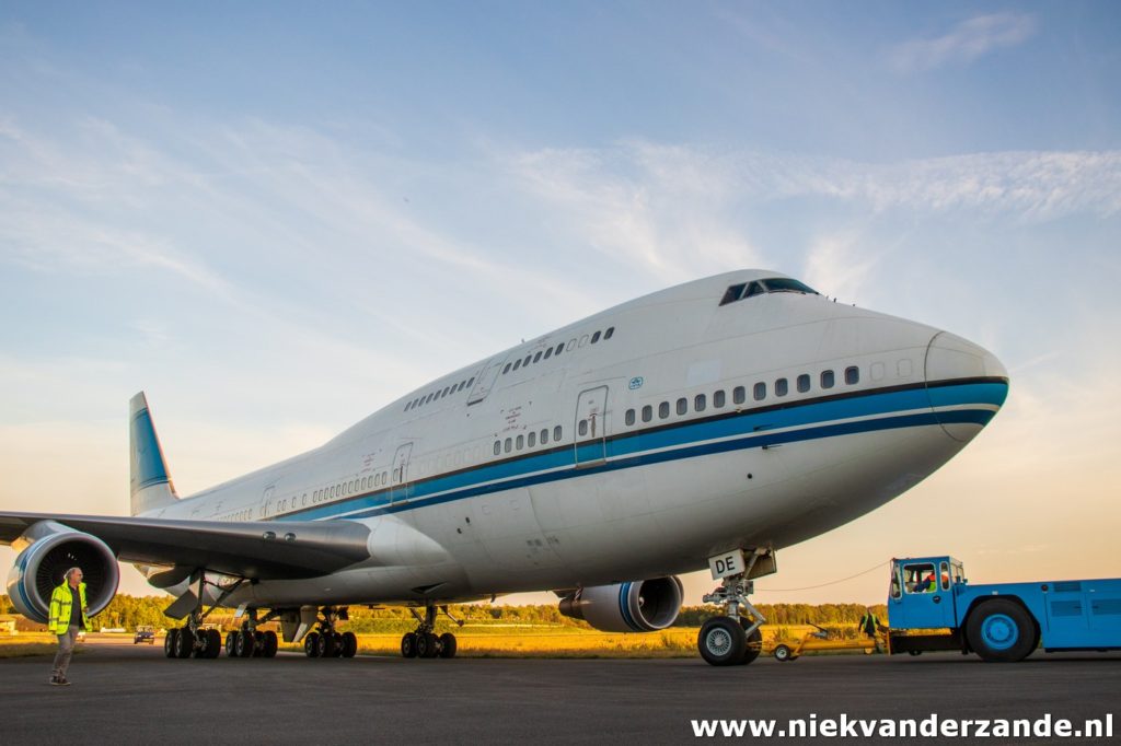 Boeing 747 9K-ADE Towed to the AELS platform at Twente Airport