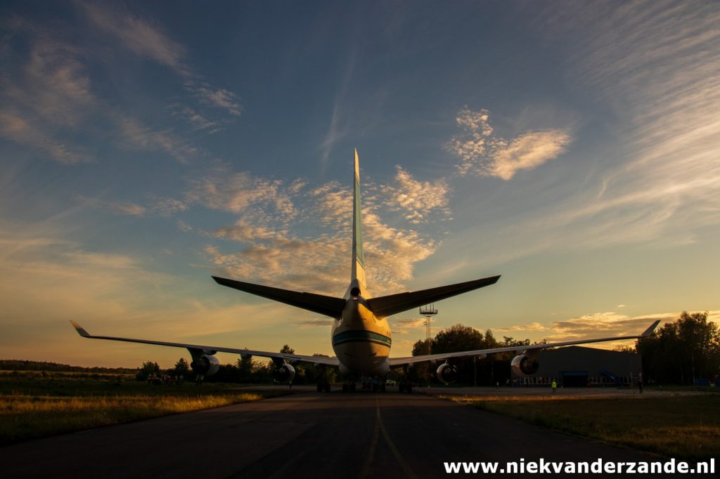 Boeing 747 9K-ADE Towed to the AELS platform at Twente Airport