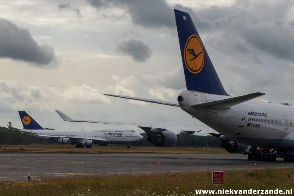 2 Lufthansa Boeing 747s